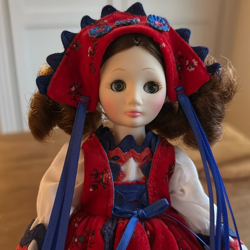 Authentic Suzanne Gibson Czechoslovakia Doll, 1980’s #5001 - Picture 2 of 12